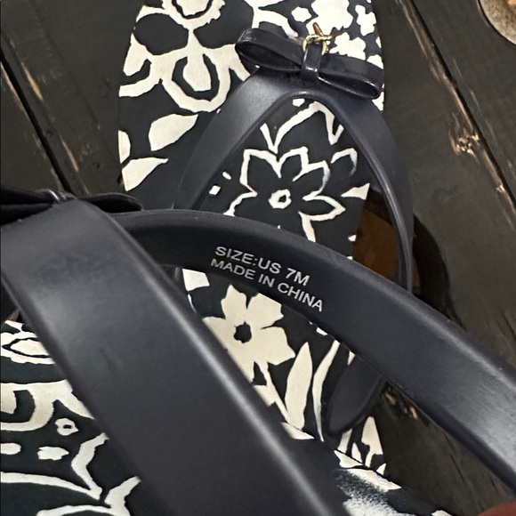 kate spade NEW YORK Navy and White Floral Flip Flops with Gold Charm - Picture 15 of 15